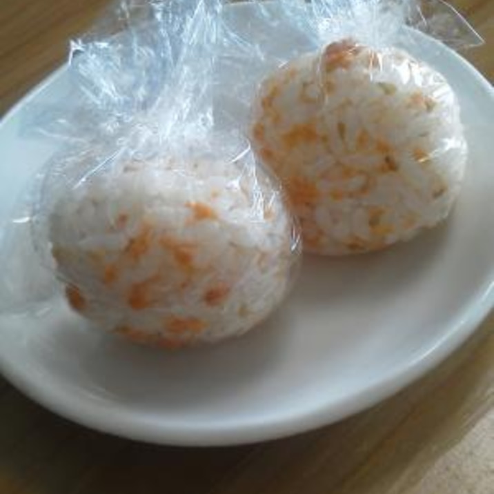 子供のお弁当に 鮭フレーク 白ゴマのおにぎり レシピ 作り方 By ぱぱんぱんぱん 楽天レシピ 子供のお弁当に 鮭フレーク 白ゴマのおにぎり レシピ 作り方 By ぱぱんぱんぱん 楽天レシピ